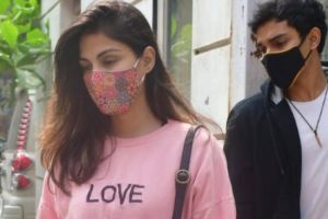 पहिलोपटक बाहिर आइन् रिया, आफ्नो पछि नलाग्न मिडियालाई आग्रह