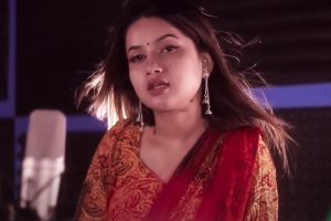 गायिका एलिना चौहानको ’चखेवा जोडी ’ भिडियो सहित