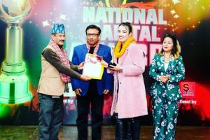 “सर्वोत्कृष्ट म्यूजिक भिडियो मोडल पप” गीतको विधाबाट अवार्ड चुम्न सफल भएकी मोडल अनिता गिरी