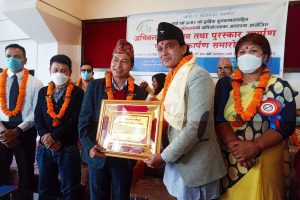 गायक रुद्रसेन “गोधुली साहित्य दिर्घ सङ्गीत-साधना सेवा सम्मान-२०७७” बाट सम्मानित