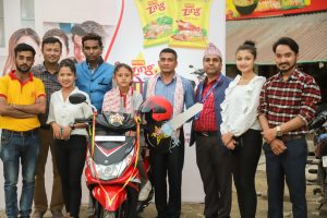 सिजि ग्रुपसंगै ‘मिस उदयपुर’ले हस्तान्तरण गरिन् ‘वाइवाइ जिङ’ उपभोक्तालाई स्कुटर