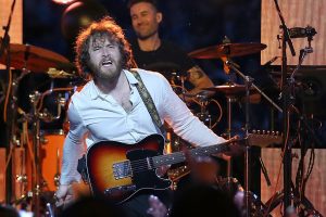 विश्व प्रसिद्ध अमेरिकी गायक सगरमाथा चढ्दै