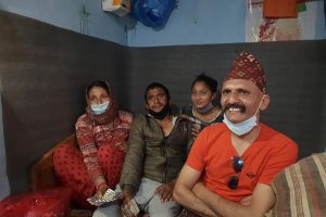 कलाकार ‘धतुरे’को समुहले गर्यो कार्की परिवारलाई सहयोग