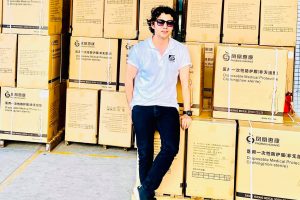 ‘के रहेछ र जीवन, मात्र दुई मुठ्ठी श्वास, सानो सहयोग हृदयदेखि’ भन्दै गायक आशिषले गरे स्वास्थ्य सामाग्री सहयोग