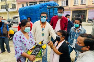 हर्के हल्दारका कलाकार द्वारा सयौं पिडितलाइ राहत वितरण