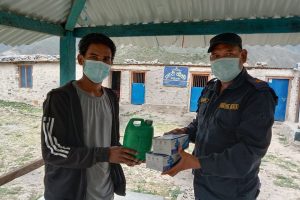 होटल मिड पोइन्टको तर्फबाट प्रहरी चौकीलाई स्वास्थ सामाग्री बितरण