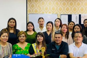 “रोज ब्युटिसियन श्रावन क्विन-२०७८” को उपाधि चुम्न सफल भईन सौन्दर्यकर्मी भावना बिष्ट