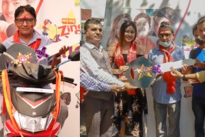 सिजि प्रदेश १ प्रमुख र मोडल सिम्रनबाट ‘वाइवाइ जिङ्ग’ बिजेतालाई स्कुटरको चावी हस्तान्तरण
