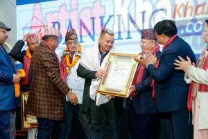 गायक राजु ढकाललाई म्यूजिक खबर युवाप्रतिभा संगीत सम्मान प्रदान