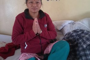 उपचार खर्च जुटाउन नसक्दा अस्पतालमै अलपत्र