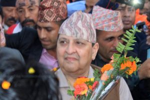 पृथ्वीनारायणको शालिकमा माल्यार्पण गर्न पूर्वराजा ज्ञानेन्द्र सिंहदरबारको मूल गेट जाँदै