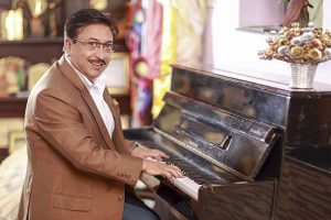 शम्भुजीतलाई जीवन्त नेपाल म्युजिक अवार्डमा जीवन्त योगदान संगीत सम्मान गरिँदै,