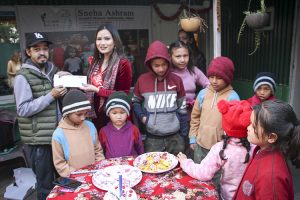 प्रणय दिवसमा अनाथ बालबालिकालाई मिसेस नेपाल उर्मिलाको सहयोग