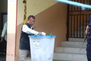 सात जिल्लाका केही स्थानमा मतदान रोकियो ,मध्याह्नसम्म ३५ प्रतिशत मतदान : निर्वाचन आयोग