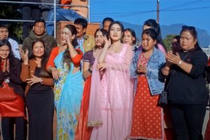 इन्द्र तामाङ्ग र अर्चना स्याङ्गतानको स्वरमा “चौतारीमा बर र पिपल” बजारमा आयो (भिडियो सहित)