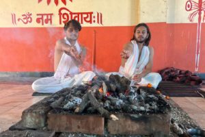 ‘एक्स ९’ निर्देशकसँग प्रदीपको पूजापाठ