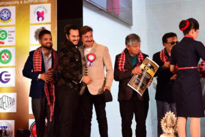 संवादहीनता तोड्दै भुवन र प्रदीपले हाले अंगालो