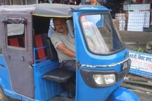 एमबीए गरेका द्वारिका मिश्र सुन्दरबजारमा अटाे चलाउँदै, भन्छन् काम गरेर खान के काे लाज ?