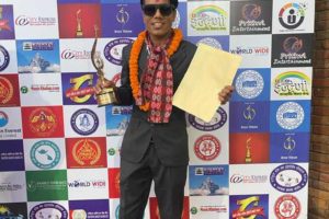 शसस्त्र प्रहरीमा कार्यरत नरेश एमसीको ‘फौजीको बर्दिमा’ले अवार्डले जित्न सफल