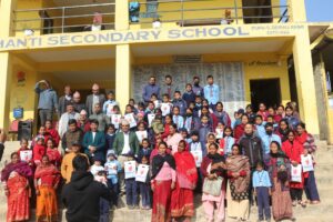 वडा अध्यक्ष सुवेदीद्वारा विश्वशान्तिका विद्यार्थीलाई पोशाक