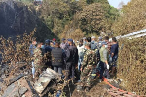 यतिकाे विमान दुर्घटनामा प्रियजन गुमाएका आफन्त भन्छन् : ‘फेरि सरप्राइज दिन आउँछन् झैँ लाग्छ’