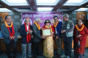 साहित्यकार उषा शेरचनलाई राष्ट्रिय मुक्तक पुरस्कार अर्पण