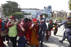 लघुवित्त पीडितहरुद्वारा संसदमा नाराबाजी, गृहमन्त्री र अर्थमन्त्रीको राजीनामा माग
