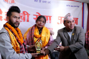 दैलेखकी भाइरल गायिका अन्जु विश्वकर्मा काठमाडौँमा सम्मानित