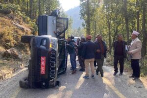 एमाले महासचिव पोखरेल चढेको गाडी दैलेखमा पल्टियो