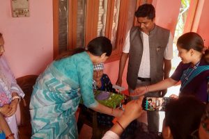 स्वास्थ्यकर्मीसहित जनप्रतिनिधि ज्येष्ठ नागरिकको घर–घरमा पुग्दै