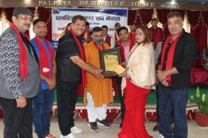 गीता अधिकारीलाई राष्ट्रिय चलचित्र पत्रकारिता पुरस्कार प्रदान