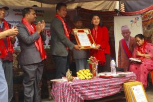 सत्यमोहन जोशीको फोटो सगरमाथामा पुरयाएका महर्जन सम्मानित