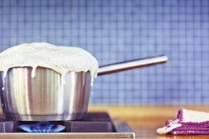 बारम्बार दूध उमाल्नु गलत ? जान्नुहोस् यसका बेफाइदा