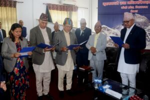 मुख्यमन्त्री कार्कीद्वारा –प्रदेश योजना आयोगका सदस्यहरु शपथ ग्रहण