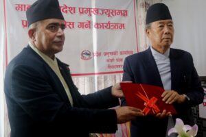 प्रदेश प्रमुख खापुङ्ग समक्ष राष्ट्रिय प्रकृति  स्रोत तथा वित्त आयोग प्रतिवेदन पेश