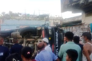 बिराटनगरमा प्रहरीको भ्यान पल्टियो