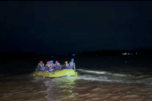 नारायणी नदीमा फसेका २ जनाको सशस्त्रका गोताखोरले गरे उद्वार