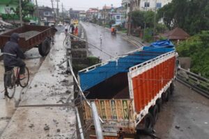 घिनाघाटको नयाँ पुलबाट भारतीय नम्बर प्लेटको एउटा ट्रक खस्यो