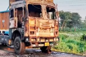 दुर्गा प्रसाईका समर्थकले झापामा जलाए तीन वटा ट्रक