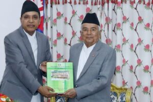 राष्ट्रपति पौडेलसमक्ष प्राकृतिक स्रोत तथा वित्त आयोगको प्रतिवेदन पेस