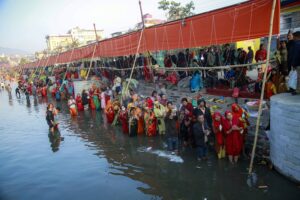 छठ पर्वको अन्तिम दिन आज, उदाउँदो सूर्यलाई अर्घ्य दिइँदै