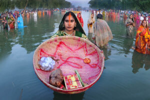 आज छठ पर्वको मुख्य दिन : बेलुका अस्ताउँदो सूर्यलाई अर्घ्य दिइँदै