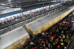 नयाँ दिल्ली रेलवे स्टेशनमा भागदौड हुँदा १५ जनाको मृत्यु   