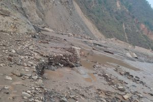 आठ घण्टादेखि बिपी राजमार्ग अवरुद्ध, बेपत्ता महिलाको खोजी गरिँदै   