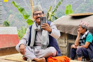 फिल्म ‘माइतीघर’को सेटबाट माग्ने बुढाको ‘मुखिया’ लुक्स बाहिरियो