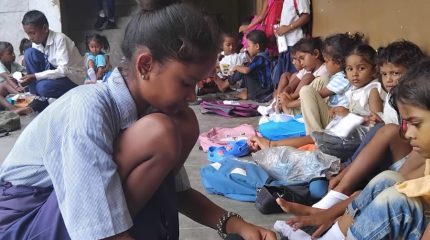 महेश्वरी महिला मञ्चद्वारा लत्ताकपडा वितरण
