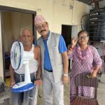 विराटनगर वडा नम्बर १ द्वारा ज्येष्ठ नागरिकलाई टेबल पंखा वितरण