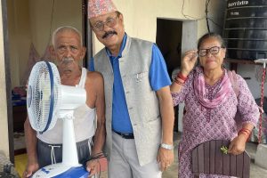 विराटनगर वडा नम्बर १ द्वारा ज्येष्ठ नागरिकलाई टेबल पंखा वितरण