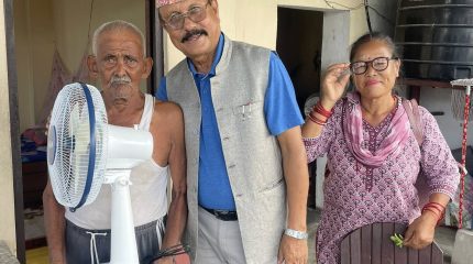 विराटनगर वडा नम्बर १ द्वारा ज्येष्ठ नागरिकलाई टेबल पंखा वितरण