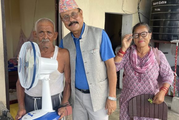 विराटनगर वडा नम्बर १ द्वारा ज्येष्ठ नागरिकलाई टेबल पंखा वितरण
